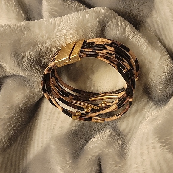 Bracelet 🎁 Animal print vegan leather magnetic closure bracelet - Picture 3 of 4
